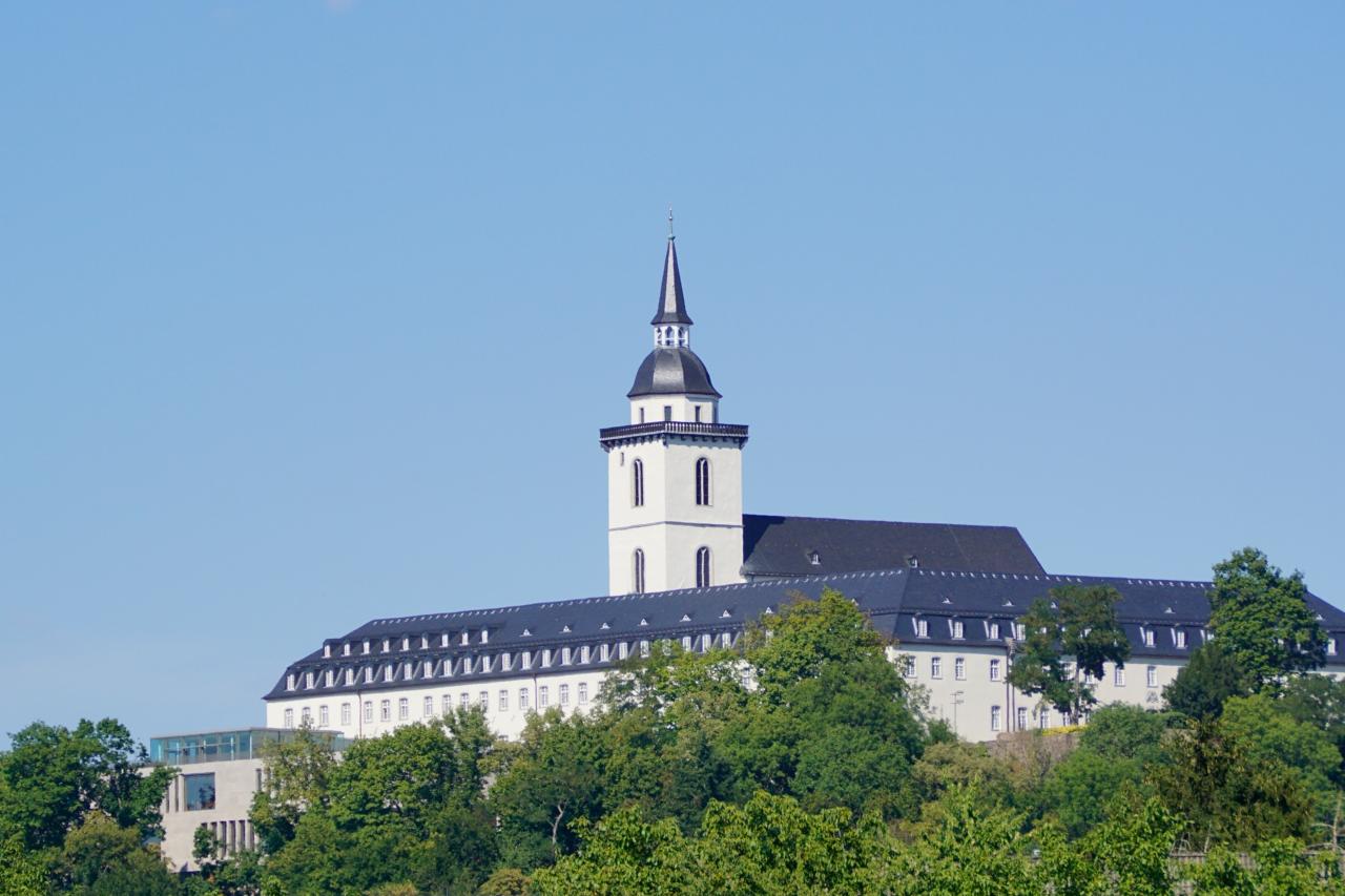 Die ehemalige Abtei Sankt MIchael - heute das Katholisch-Soziales Institut - vom Ufer des Flusses Sieg aus.