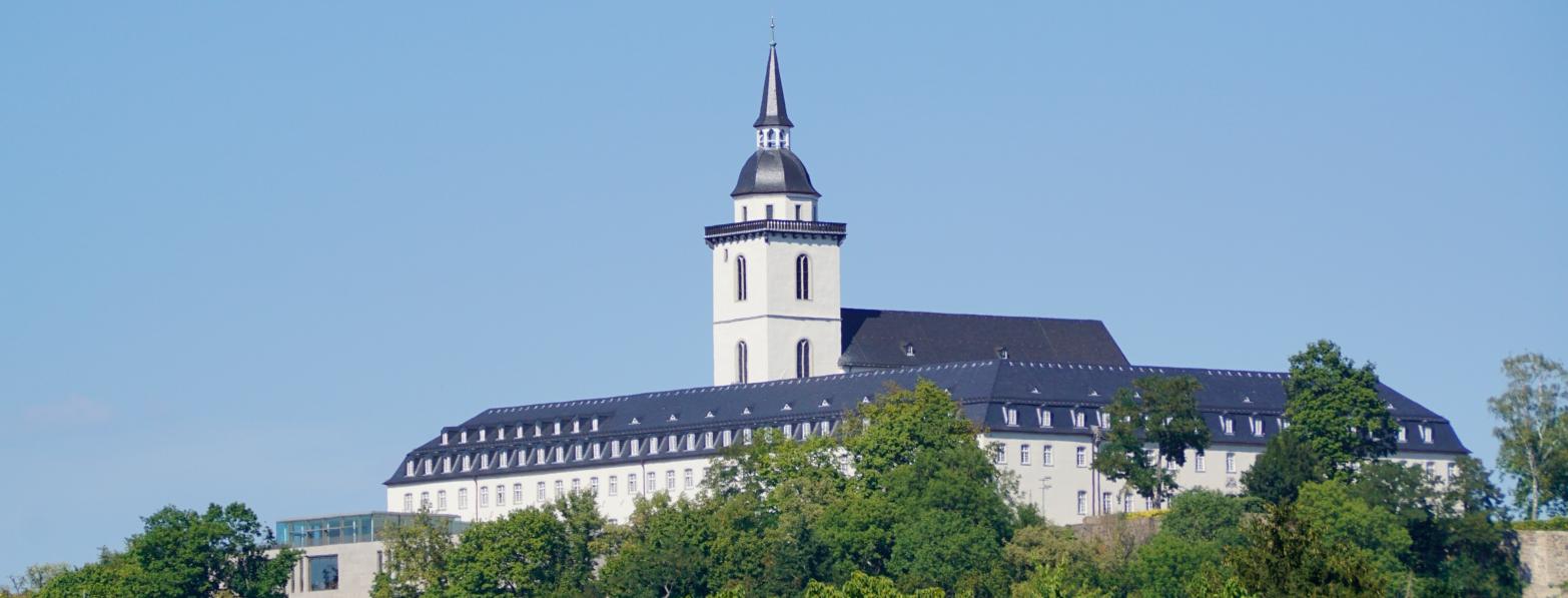 Die ehemalige Abtei Sankt MIchael - heute das Katholisch-Soziales Institut - vom Ufer des Flusses Sieg aus.