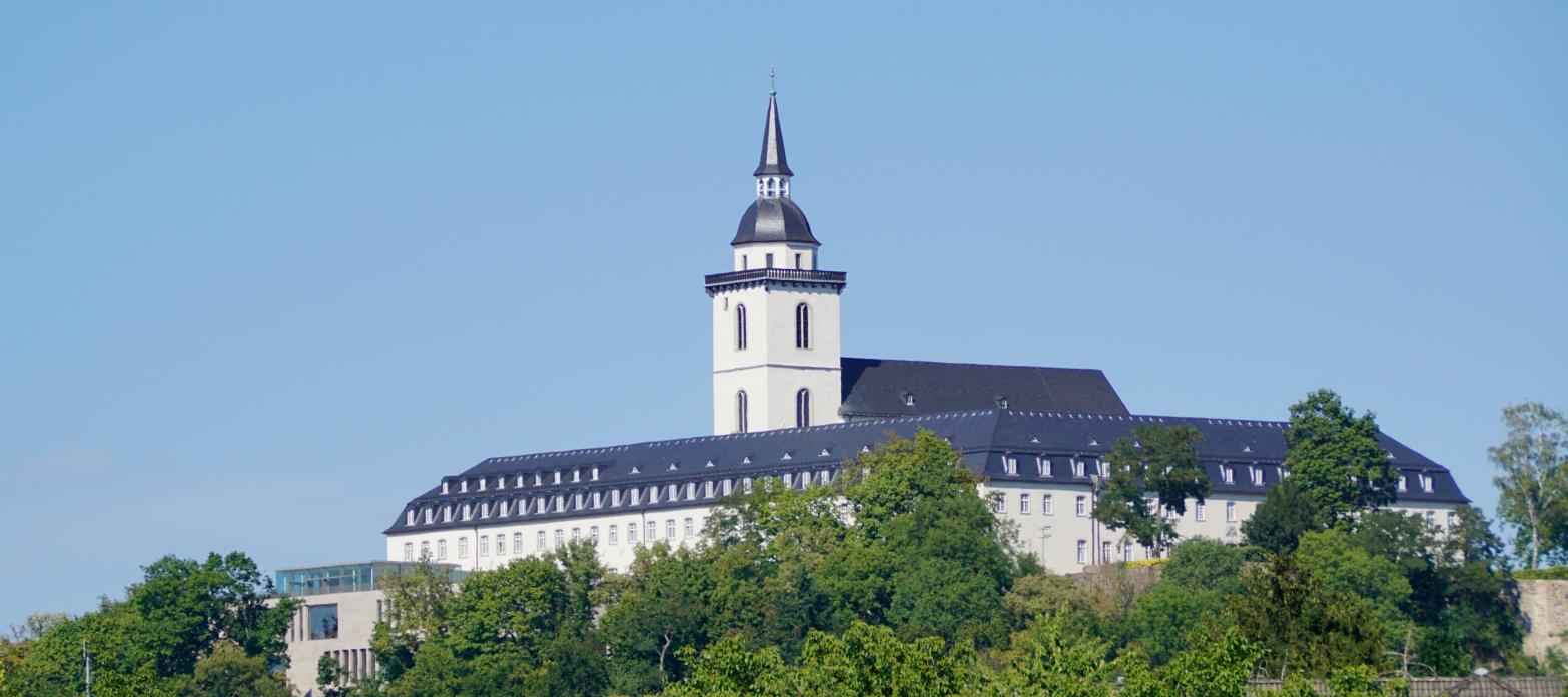 Die ehemalige Abtei Sankt MIchael - heute das Katholisch-Soziales Institut - vom Ufer des Flusses Sieg aus.