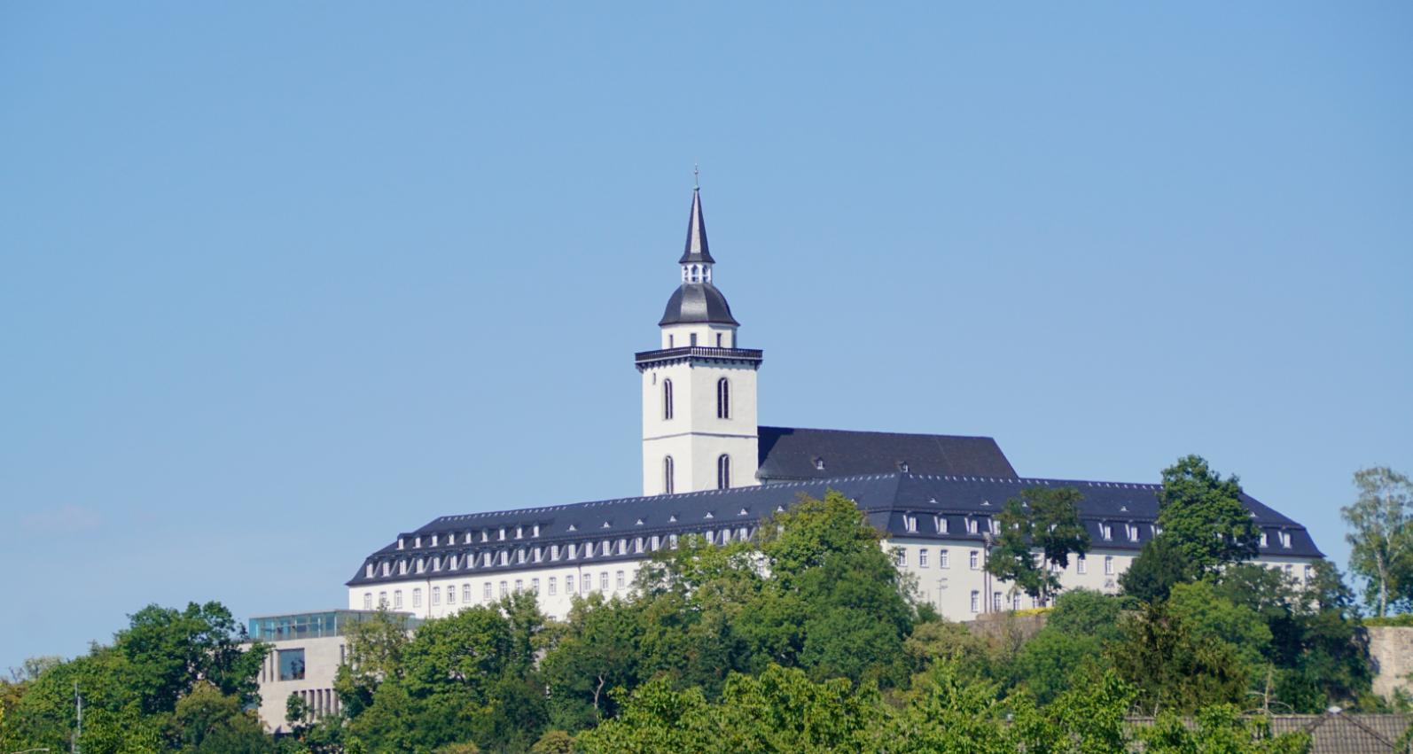 Die ehemalige Abtei Sankt MIchael - heute das Katholisch-Soziales Institut - vom Ufer des Flusses Sieg aus.