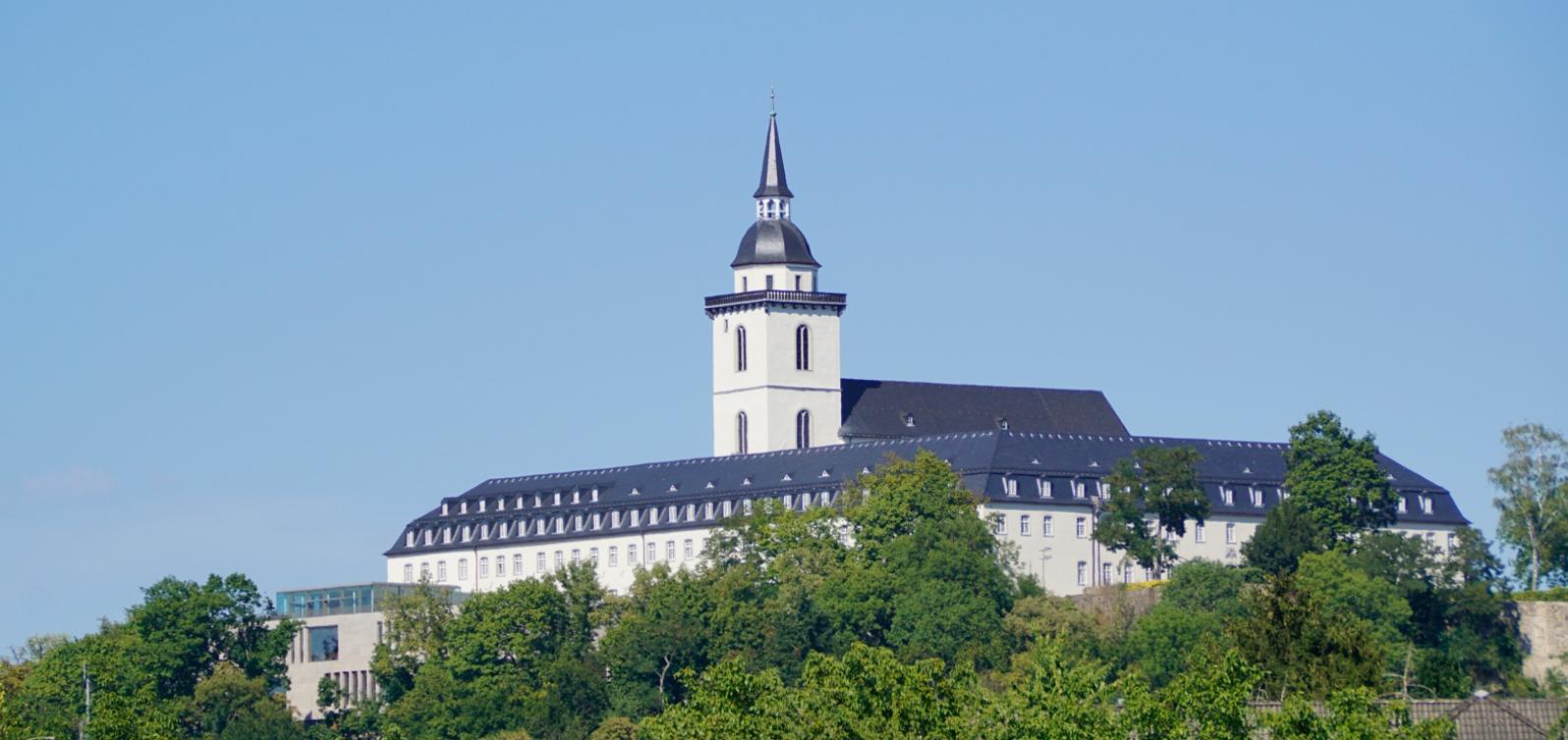 Die ehemalige Abtei Sankt MIchael - heute das Katholisch-Soziales Institut - vom Ufer des Flusses Sieg aus.