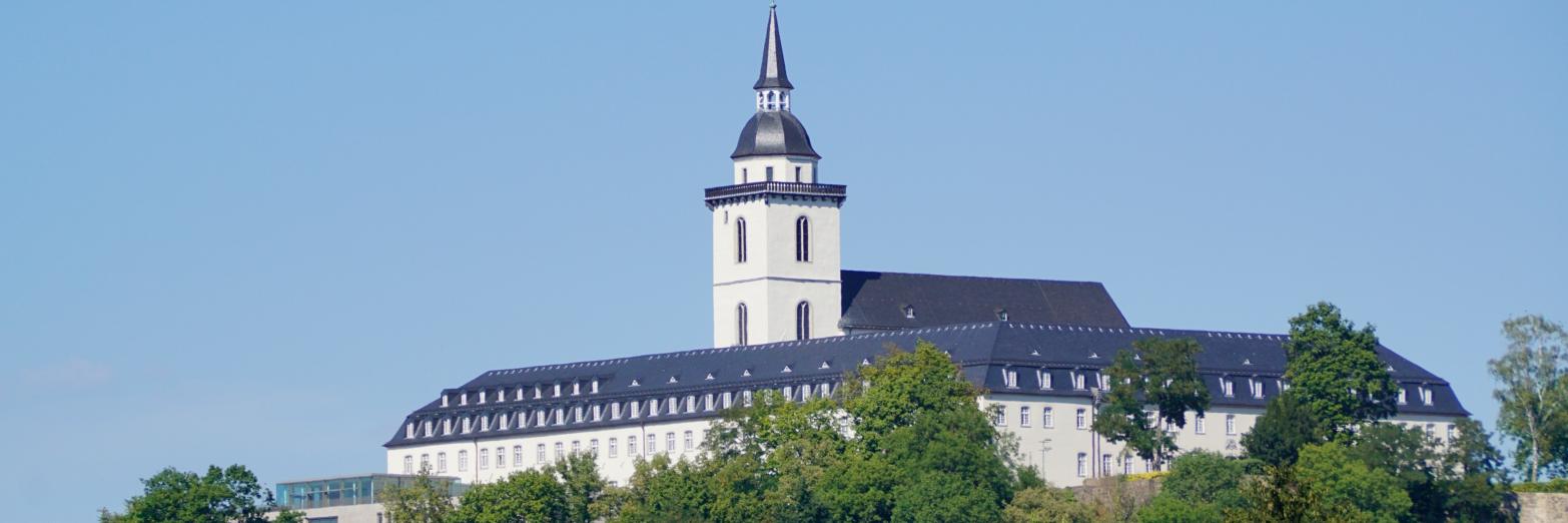 Die ehemalige Abtei Sankt MIchael - heute das Katholisch-Soziales Institut - vom Ufer des Flusses Sieg aus.