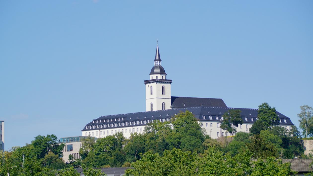 Die ehemalige Abtei Sankt MIchael - heute das Katholisch-Soziales Institut - vom Ufer des Flusses Sieg aus.