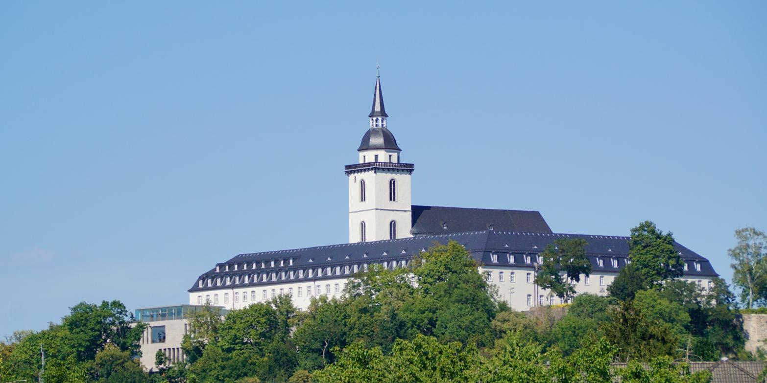 Die ehemalige Abtei Sankt MIchael - heute das Katholisch-Soziales Institut - vom Ufer des Flusses Sieg aus.